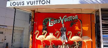 Ein Louis-Vuitton-Schaufenster ist mit Flamingos dekoriert.