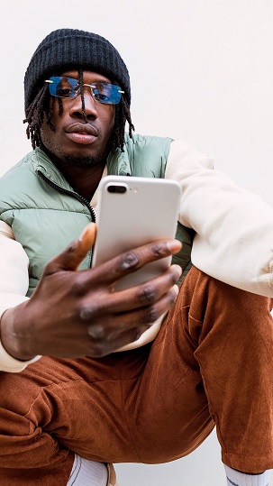 Ein Mann schaut auf sein Smartphone.