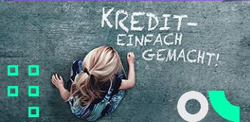 Ein Mädchen schreibt mit Kreide "Kredit - einfach gemacht!" auf Asphalt.
