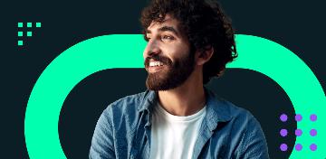 Ein Mann in Jeansjacke lacht fröhlich.