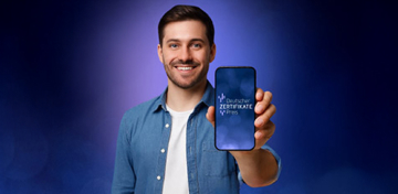 Ein junger Mann hält ein Smartphone in die Kamera. Auf dem Bildschirm sieht man das Logo des Deutschen Zertifikatepreises 2025.