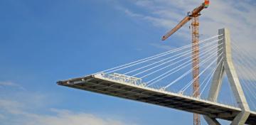 Infrastrukturaktien &ndash; Kran beim Bau einer Br&uuml;cke.