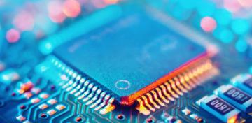 Auf einer t&uuml;rkisfarbenen Platine sind verschiedene Leitungen sichtbar.