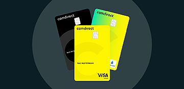 Die comdirect Visa-Debitkarte, Visa-Kreditkarte und girocard auf dunklem Hintergrund.