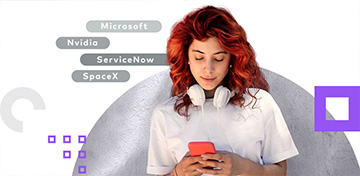 Eine Frau sucht auf dem Smartphone nach Microsoft, Nvidia, ServiceNow und SpaceX.