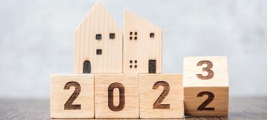 Nebeneinanderstehende Holzwürfel stellen den Übergang vom Jahr 2022 hin zum Jahr 2023 dar.