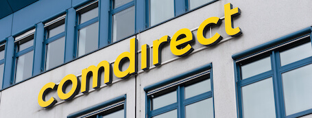 comdirect-Schriftzug an der Firmenzentrale in Quickborn, Schleswig-Holstein.