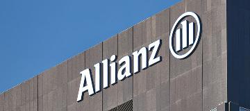 Das Allianz-Logo auf einer Hausfassade