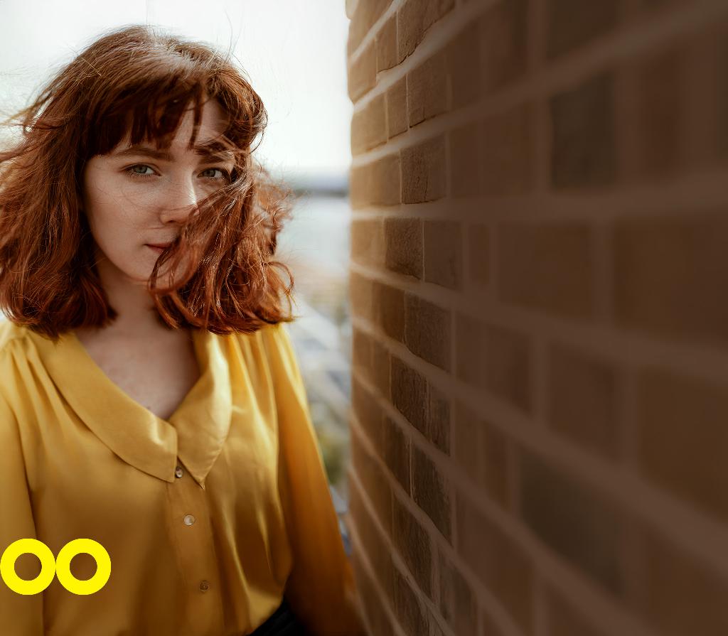 Nachdenkliche Frau symbolisiert neuen Blick aufs Thema Sparen.